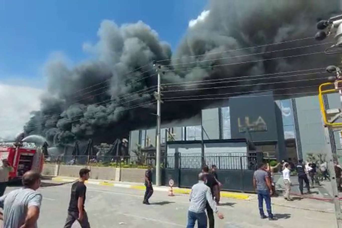 Diyarbakır Organize Sanayi Sitesinde yangın: Çok sayıda yaralı var Diyarbakır Organize Sanayi Sitesinde yangın: Çok sayıda yaralı var